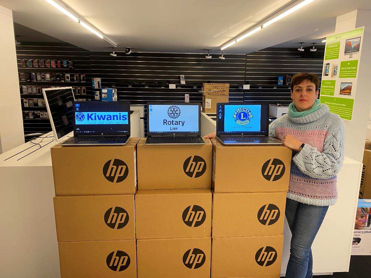 Lions Belgium Lierse Serviceclubs schenken 50 nieuwe laptops t.w.v. € 16.000 aan Lierse scholen.