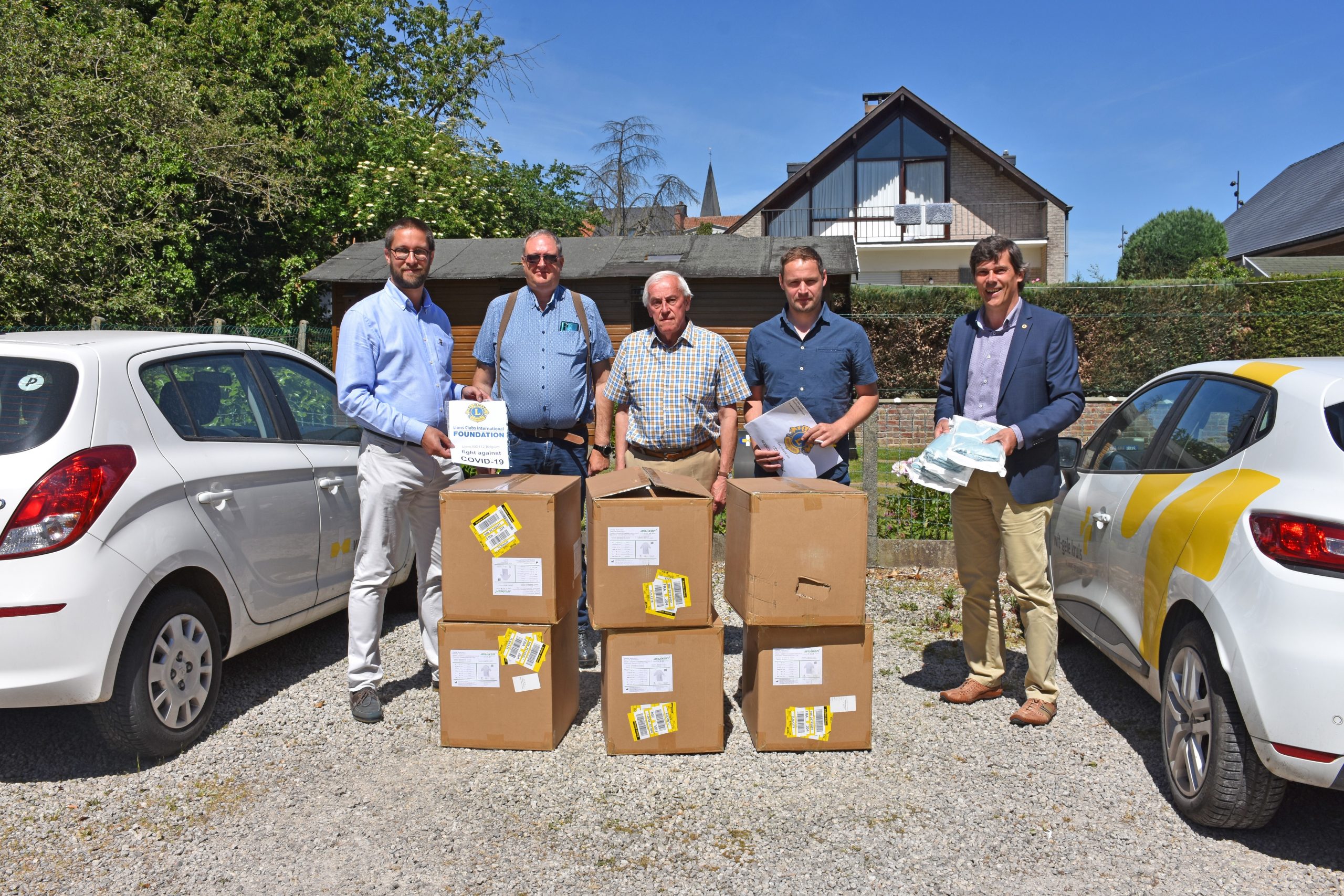 Lions Belgium Lions Asse schenken medische wegwerpschorten aan Wit Gele Kruis Vlaams Brabant